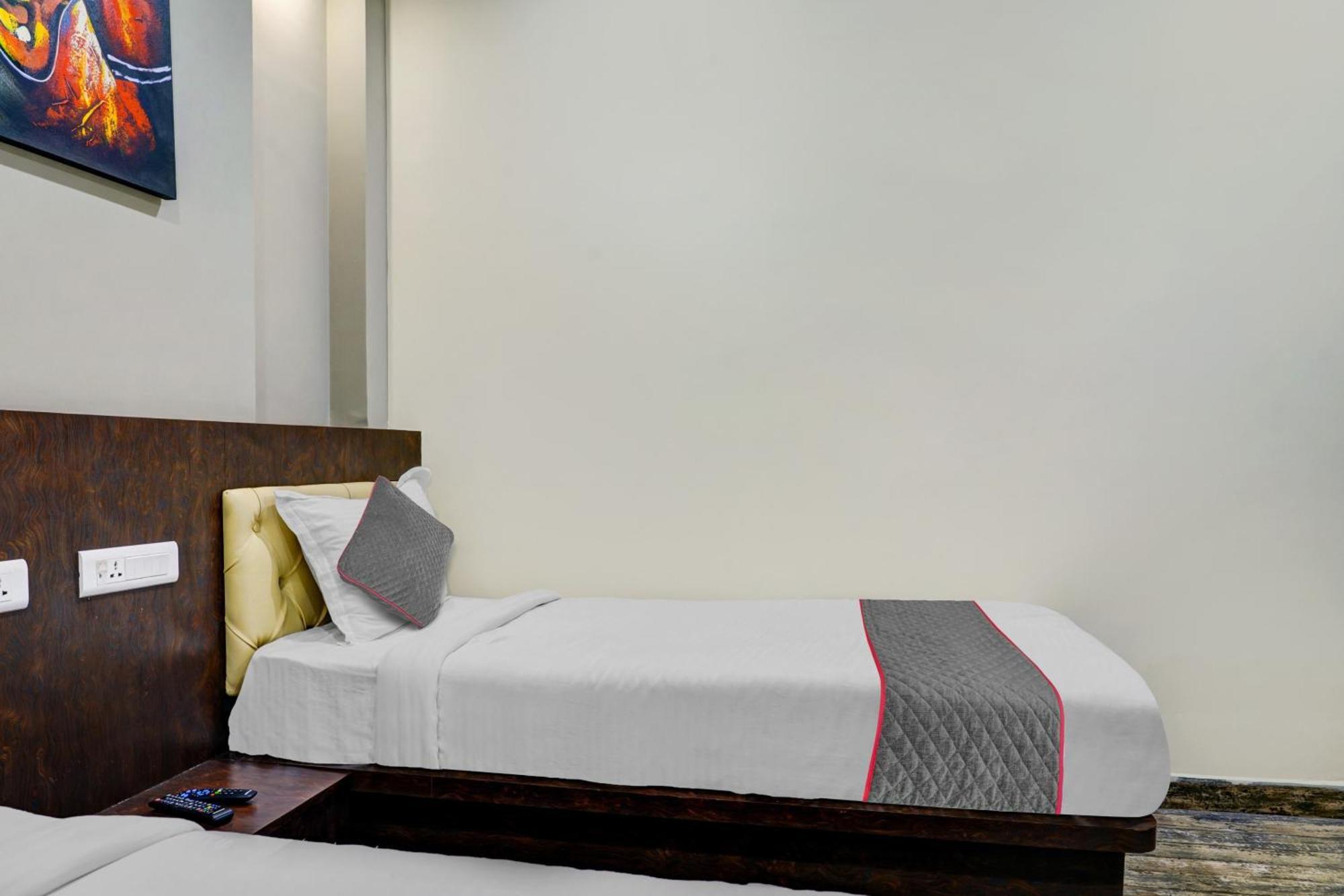 Super Townhouse Dev'S Inn By Cj Gunadala Exterior foto